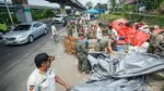 Satpol PP Bongkar Lapak Pedagang Nakal di Kalimalang