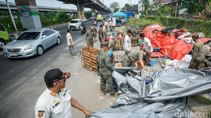 Satpol PP Bongkar Lapak Pedagang Nakal di Kalimalang Sejumlah petugas Satpol PP membongkar lapak pedagang liar di Jalan Laksamana Malahayati, Duren Sawit, Jakarta Timur, Rabu (15/10/2025).