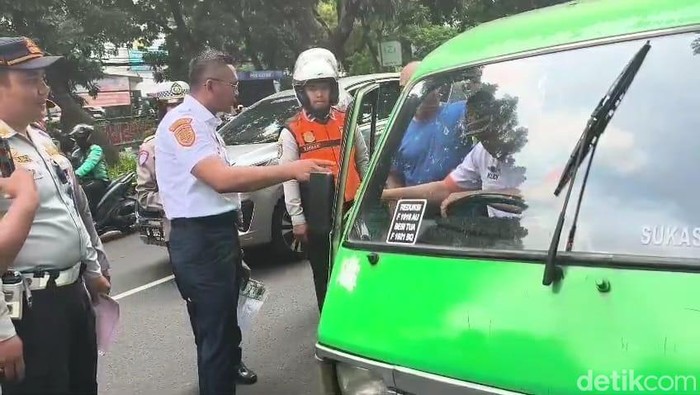 Sebanyak 16 angkutan perkotaan (angkot) terjaring razia yang digelar Pemkot dan Polresta Bogor di Jalan Pajajaran, Kota Bogor (M Sholihin/detikcom)