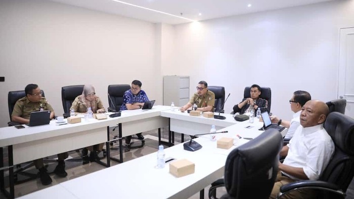 Sekda Makassar Andi Zulkifly saat memimpin rapat terkait proyek Stadion Untia Makassar.