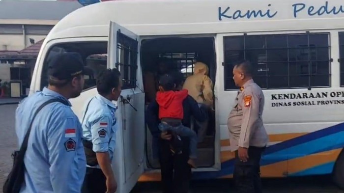 Sekeluarga asal Kabupaten Bandung terlantar usai merantau namun tak kunjung mendapat pekerjaan hingga kehabisan uang. Keluarga ini ditemukan polisi dan dibantu pulang.