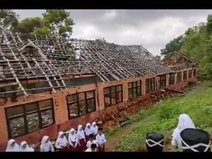 Upaya Perbaikan Sekolah yang Memprihatinkan di Tasikmalaya