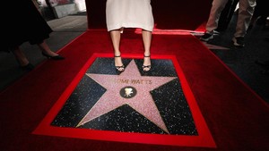 Naomi Watts berdiri di atas bintangnya yang baru diresmikan di Hollywood Walk of Fame. Foto: REUTERS/Mario Anzuoni