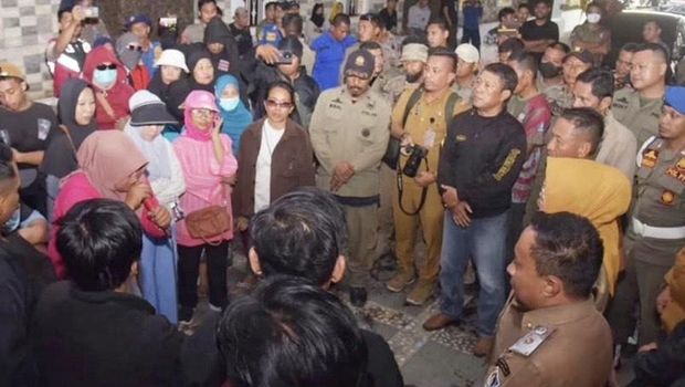 Wali Kota Kendari Siska Karina Imran menemui warga yang mengeluhkan terkait banjir akibat pembangunan Perumahan Azalia Zaki Hills Residence.