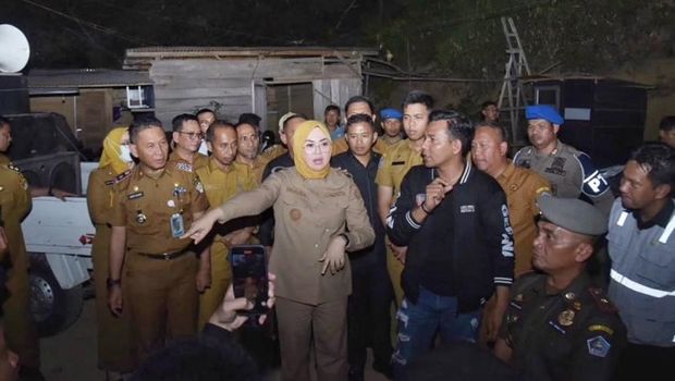 Wali Kota Kendari Siska Karina Imran bersama warga meninjau lokasi banjir buntut pembangunan perumahan Azalia Zaki Hills Residence.