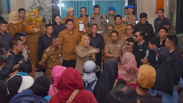 Wali Kota Kendari Siska Karina Imran menemui warga yang mengeluhkan pembangunan di kawasan perumahan Azalia Zaki Hills Residence Kendari.