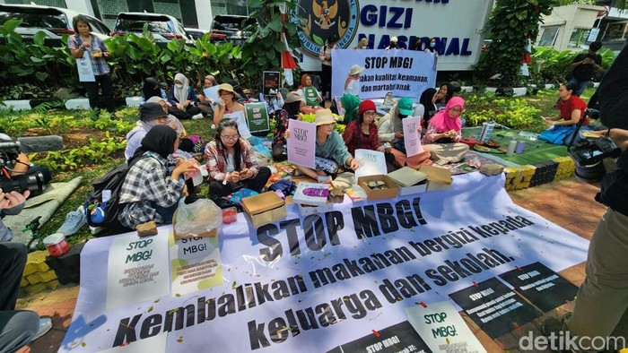 Suara Ibu Indonesia menggelar aksi unjuk rasa di depan Kantor Badan Gizi Nasional (BGN) (Brigitta Belia/detikcom)