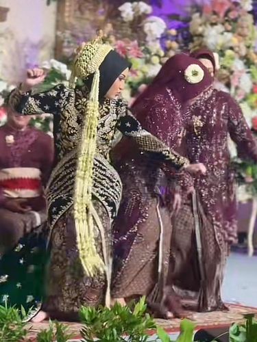 Suasana resepsi pernikahan mendadak viral di media sosial. Pengantin wanita asik berjoget dengan ibu mertua di atas pelaminan. Unggahan suasana penuh akrab di Yogyakarta itu langsung viral di media sosial.
