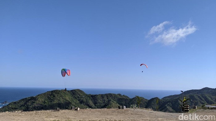 Suasana peserta Sky Lancing Paragliding XCross Country Championship 2025 saat mengikuti breafing di lokasi take off di Bukit Sky Lancing, Rabu (15/10/2025).