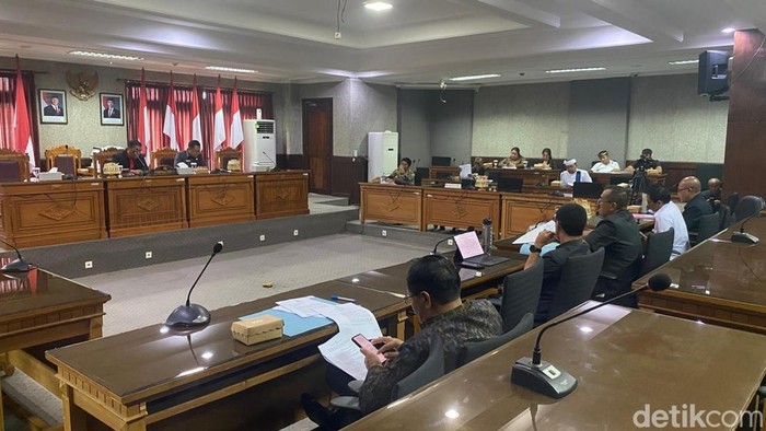 Suasana rapat kerja DPRD Karangasem dengan eksekutif terkait Rancangan APBD tahun anggaran 2026, Rabu (15/10/2026).