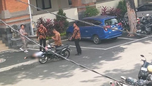 Suasana saat T tergeletak di depan lobi gedung FISIP Unud, Denpasar, Rabu (15/10/2025). (Foto: Dok. Istimewa)