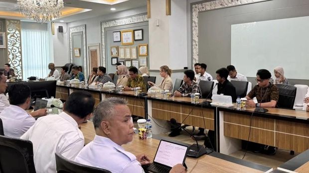 Wakil Wali Kota Kendari Sudirman menyambut rombongan Konsul Jenderal Australia di Balai Kota Kendari, Rabu (15/10/2025).