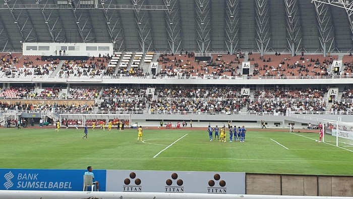 Suporter SFC memberi dukungan di Stadion Gelora Sriwijaya (GSJ) Jakabaring, Palembang.