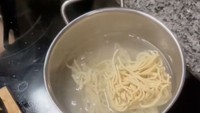 Mulai dari mi hingga berbagai topping dimasaknya secara segar. Deretan panci dan mangkuk bertengger di dapur Susan Sameh saat memasak mi yamin. Foto: Instagram/susansameeh
