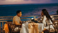 Semenjak menetap di Jerman, keduanya hidup lebih romantis dan hangat. Makan malam dengan mesra ditemani pemandangan berupa lautan lepas. Foto: Instagram/susansameeh