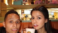 Susan Sameh dan suami merupakan pasangan foodies. Keduanya senang mencicipi menu-menu unik saat berwisata, seperti minum Butterbeer di The Wizarding World of Harry Potter. Foto: Instagram/susansameeh