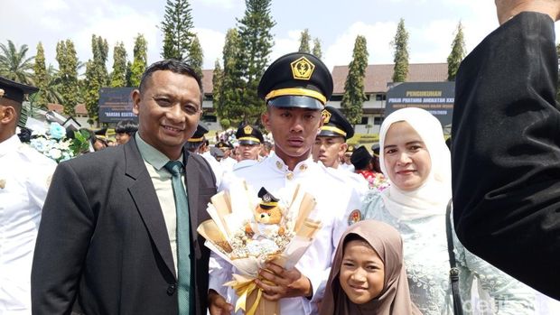Tangis bahagia Hanifa bersama keluarga saat resmi dikukuhkan menjadi Praja IPDN Angkatan 36.
