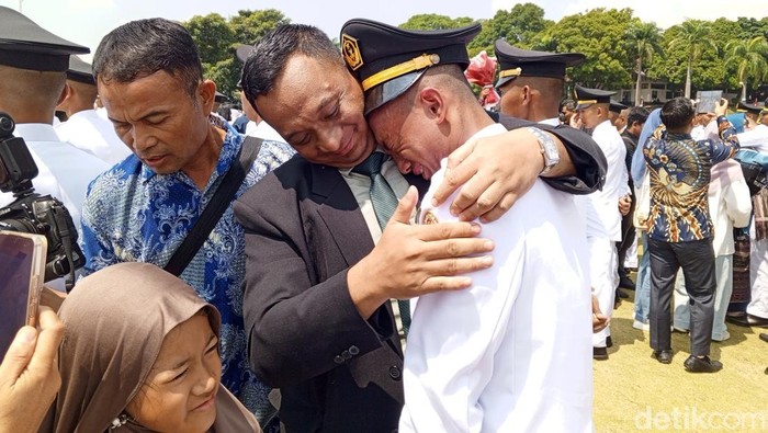 Tangis bahagia Hanifa bersama keluarga saat resmi dikukuhkan menjadi Praja IPDN Angkatan 36.