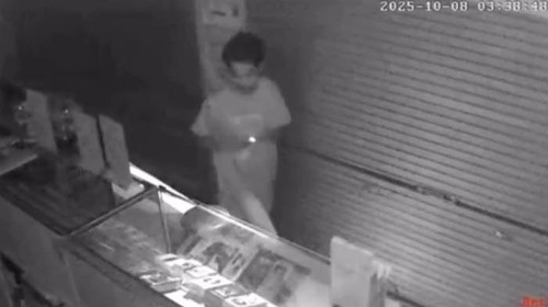 Tangkapan layar dari video rekaman CCTV pencurian di konter HP di Pangsan, Badung.