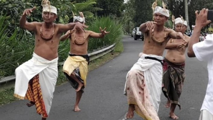 Tari Baris Kekuwung dari Desa Adat Sandakan, Desa Sulangai, Kecamatan Petang, Badung, ditetapkan sebagai salah satu WBTb 2025. (Dok Disbud Badung)