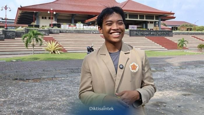 Tegar, mahasiswa Kedokteran UGM yang raih IPK sempurna selama 7 semester berturut-turut. Foto: Kemendiktisaintek