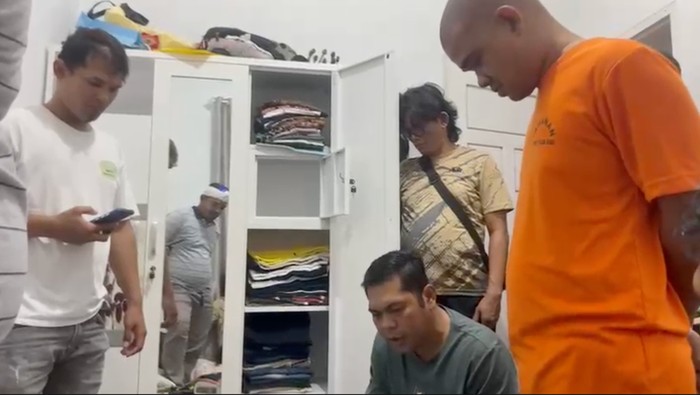 Tersangka JS berbaju tahanan saat digeledah terkait dugaan pemerasan, Selasa (14/10/2025).