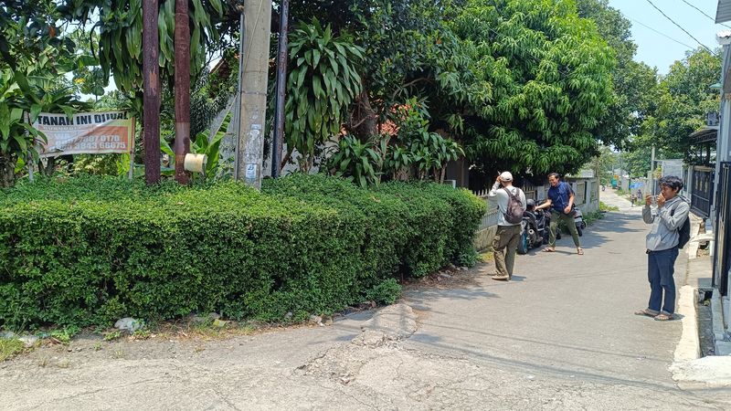 TKP penemuan mayat pria tergeletak di pinggir jalan Cibinong, Bogor