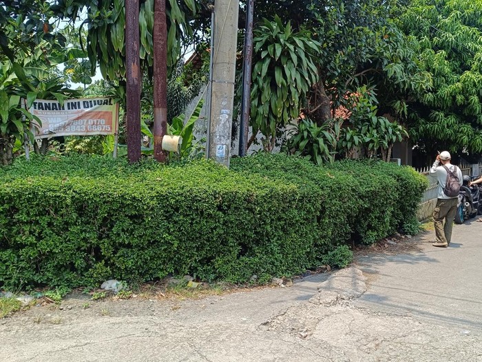 TKP penemuan mayat pria tergeletak di pinggir jalan Cibinong, Bogor
