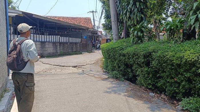 TKP penemuan mayat pria tergeletak di pinggir jalan Cibinong, Bogor (Foto: Rizky/detikcom)