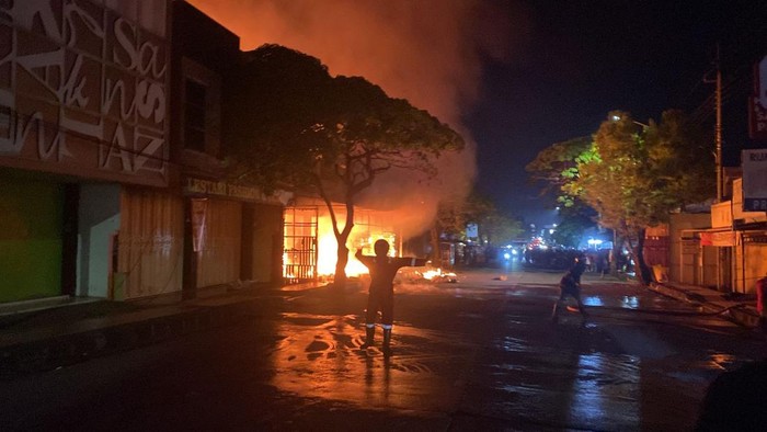 Kondisi kebakaran yang menimpa sebuah toko pakaian di Jalan Diponegoro, Desa Sindangsari, Kecamatan Majenang, Kabupaten Cilacap, Rabu (15/10/2025).
