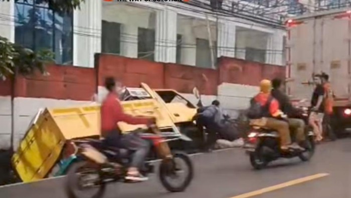 Truk di Puncak Bogor Masuk ke Parit