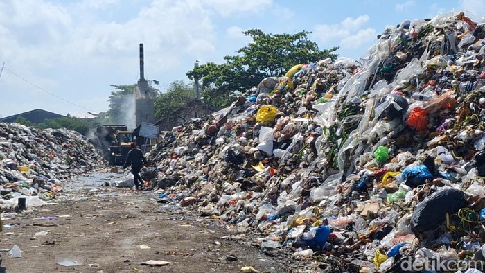 Tumpukan sampah warga Kota Mataram bak gunung sampah yang ada di TPS Sandubaya, Sweta, Kota Mataram, Rabu (15/10/2025). (Nathea Citra/detikBali)