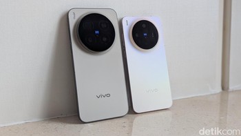 Perbandingan Vivo X300 dan X300 Pro dari belakang. Dibandingkan edisi Pro, Vivo X300 memiliki modul kamera belakang yang tidak begitu menonjol serta bodi lebih kecil dan tipis dengan ketebalan 7,95mm. Foto: Virgina Maulita Putri/detikINET