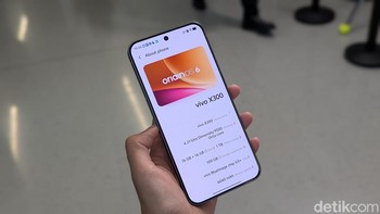 Vivo X300 jadi ponsel Vivo pertama yang menjalankan OriginOS 6 berbasis Android 16, sekaligus jadi ponsel pertama di dunia yang diotaki chipset MediaTek Dimensity 9500. Foto: Virgina Maulita Putri/detikINET