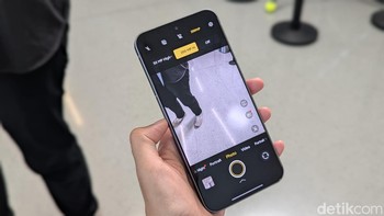 Selain layar lebih kecil, peningkatan terbesar yang dibawa Vivo X300 adalah kamera utama 200 MP. Kamera tersebut dipadukan dengan kamera periskop telephoto 50 MP dan kamera ultrawide 50 MP. Foto: Virgina Maulita Putri/detikINET