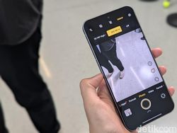 Menggenggam Vivo X300 yang Mungil Tapi Makin Bertenaga