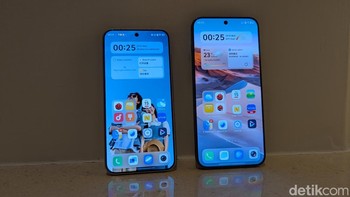 Vivo X300 terlihat mungil ketika dibandingkan dengan X300 Pro. Meskipun ukuran layarnya berbeda, kedua ponsel ini sama-sama menggunakan panel AMOLED LTPO dengan resolusi 1,5K, refresh rate 120Hz, tingkat kecerahan hingga 4.500 nits dan HDR10+. Foto: Virgina Maulita Putri/detikINET