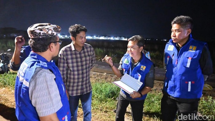 Wakil Bupati Cirebon, Agus Kurniawan Budiman tinjau oelaksanaan perbaikan jalan Sindanhlaut-Pabuaran