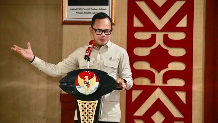 Wakil Menteri Dalam Negeri (Wamendagri) Bima Arya Sugiarto saat menghadiri acara Launching Portal Satu Data Provinsi Nusa Tenggara Timur (NTT) di Aula Fernandez, Kantor Gubernur NTT, Kupang, Selasa (14/10/2025).