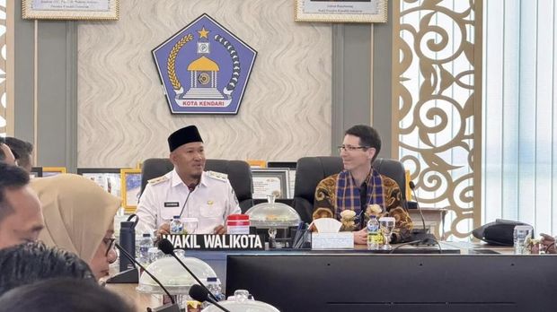 Wakil Wali Kota Kendari Sudirman menyambut rombongan Konsul Jenderal Australia di Balai Kota Kendari, Rabu (15/10).