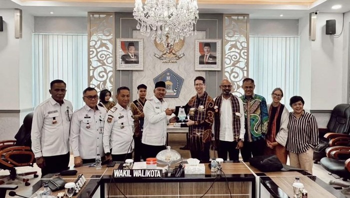 Wakil Wali Kota Kendari Sudirman menyambut rombongan Konsul Jenderal Australia di Balai Kota Kendari, Rabu (15/10).