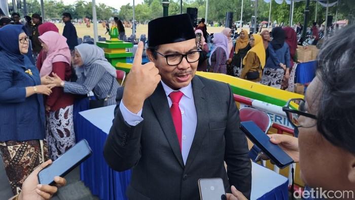 Wali Kota Jogja, Hasto Wardoyo, saat ditemui wartawan di Alun-alun Wates, Kulon Progo, Rabu (15/10/2025).