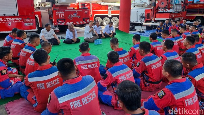 Walkot Surabaya Eri Cahyadi saat bertemu petugas damkar yang ikut membantu evakuasi Ponpes Al Khoziny.