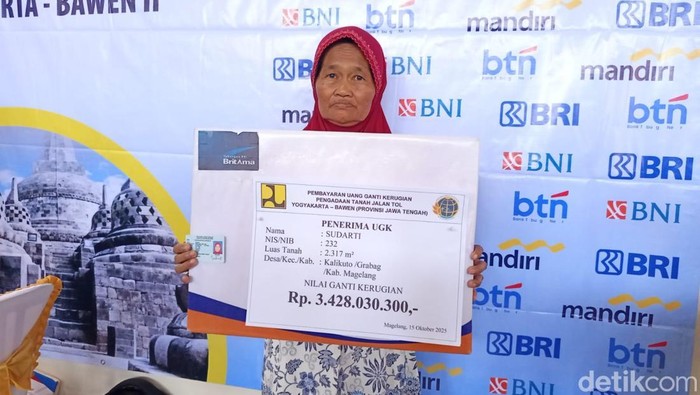 Warga Grabag, Kabupaten Magelang menerima UGR Tol Jogja-Bawen senilai Rp 3,4 miliar di Balai Desa Banyusari, Rabu (15/10/2025).