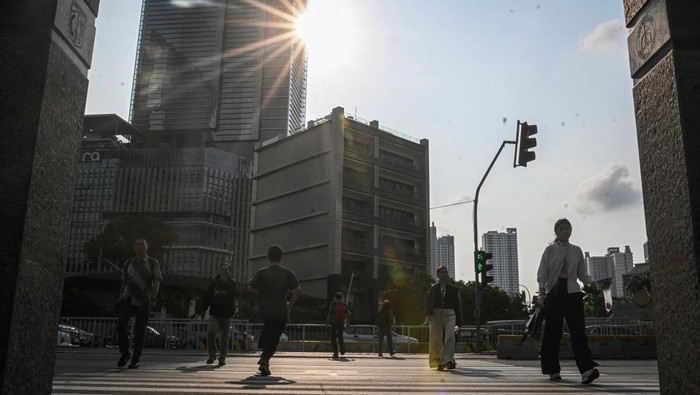 Waspada! Cuaca Panas Masih Akan Terjadi di Indonesia hingga November 2025 Warga menggunakan payung saat cuaca terik di kawasan Bundaran HI, Jakarta, Rabu (15/10/2025). Badan Meteorologi, Klimatologi, dan Geofisika (BMKG) mengungkap fenomena cuaca panas yang melanda sebagian besar wilayah Indonesia disebabkan posisi gerak semu matahari yang pada Oktober berada di selatan ekuator dengan suhu maksimal 36,7 derajat celsius, dan diprakirakan akan terjadi hingga November 2025. ANTARA FOTO/Sulthony Hasanuddin