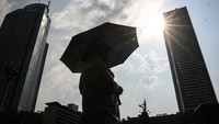 Pantauan di lapangan menunjukkan banyak warga terpaksa meneduh, menggunakan payung, hingga mengenakan pelindung diri dari teriknya matahari saat beraktivitas di luar ruangan. ANTARA FOTO/Sulthony Hasanuddin