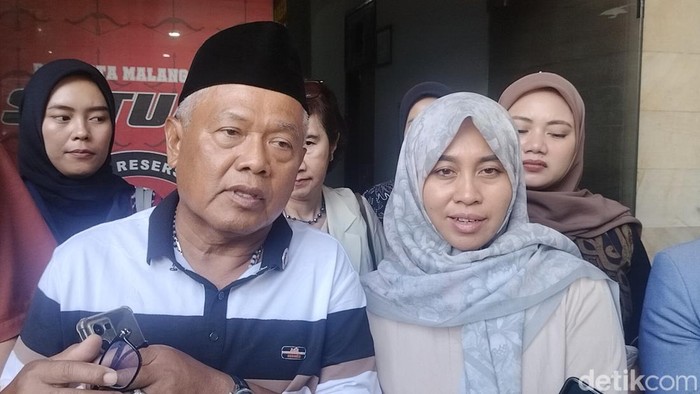 Yai Mim dampingi istri di Polresta Malang Kota