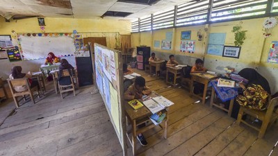 Tiga Dekade Tanpa Perbaikan, Siswa SDN Jambi Belajar di Sekolah Rusak