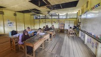 Sekolah dengan 37 murid itu berada di perkampungan tua dan kondisinya rusak pada plafon serta lantai sehingga membahayakan guru dan siswa.
