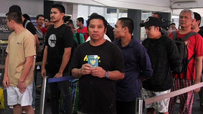 Sejumlah pekerja migran yang dideportasi dari Malaysia mendengarkan pengarahan dari petugas setibanya di Pelabuhan Pelindo Dumai, Riau, Kamis (16/10/2025). Sebanyak 41 orang pekerja migran Indonesia (PMI) dideportasi oleh otoritas Malaysia ke tanah air lewat Dumai karena melanggar ijin tinggal dan bekerja tanpa ijin di negara tetangga itu. ANTARA FOTO/Aswaddy Hamid